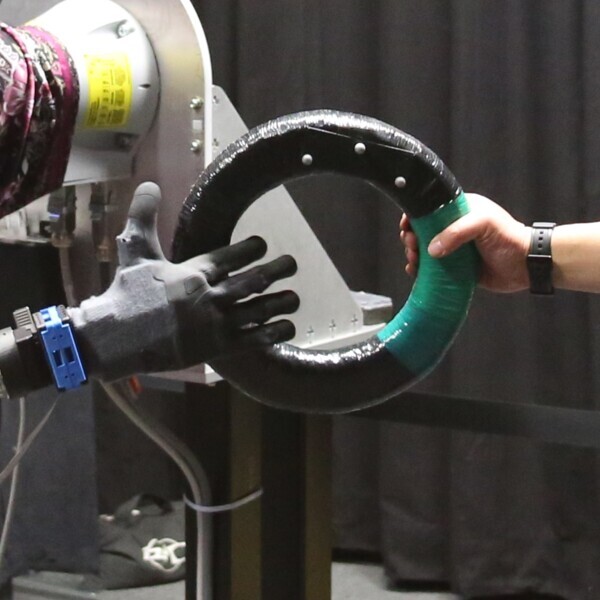 Preview for Fast Handovers with a Robot Character: Small Sensorimotor Delays Improve Perceived Qualities